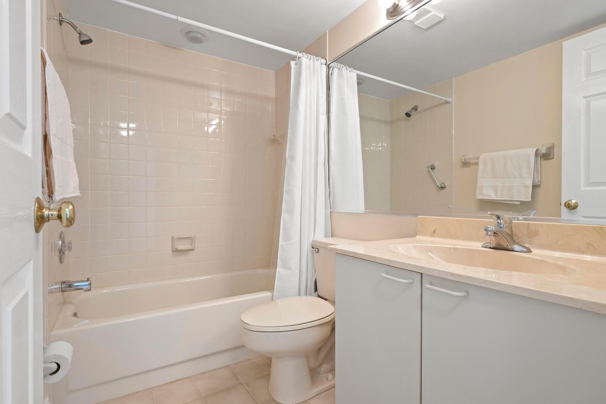 Un baño con bañera, inodoro y lavabo.
