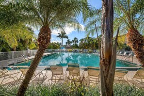 Pool - Stunning lakefront condo near 
Siesta Key beach (Sarasota)