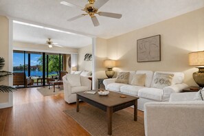 TV - Stunning lakefront condo near 
Siesta Key beach (Sarasota)