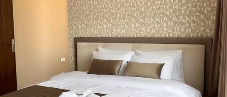 2 bedrooms, iron/ironing board, WiFi, bed sheets