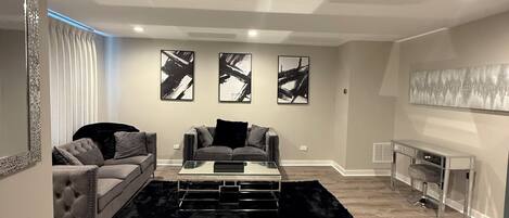 Een smart-tv en een tafeltennistafel