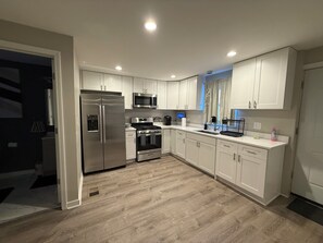 Refrigerador, microondas, horno y parrilla de estufa 