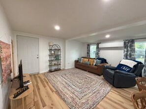TV - Steps to Beach - 3BR-2BA Gem! (Sylvan Beach)
