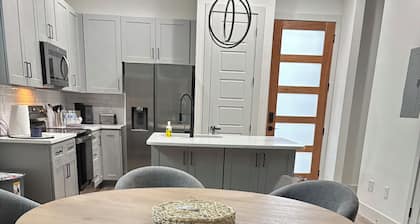 Charming 2-bedroom townhome in San Antonio with AC