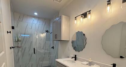 Charming 2-bedroom townhome in San Antonio with AC