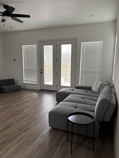 Charming 2-bedroom townhome in San Antonio with AC