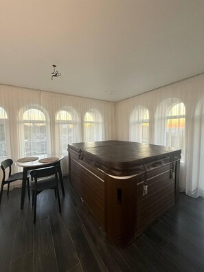 Couples treatment room(s), body treatments, hydrotherapy