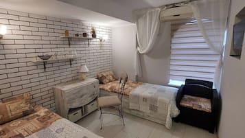 Caja de seguridad en la habitación y tabla de planchar con plancha