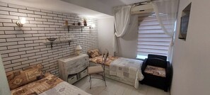 Habitación Confort con 2 camas individuales | Caja de seguridad en la habitación y tabla de planchar con plancha