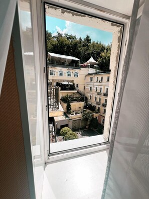 Chambre triple supérieure | Vue sur la cour