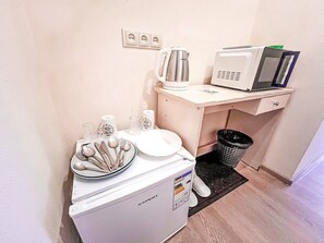Standard Double Room | Private kitchen | Mini-fridge, microwave, cookware/dishes/utensils