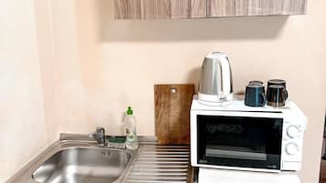 Frigobar, microondas, utensilios de cocina