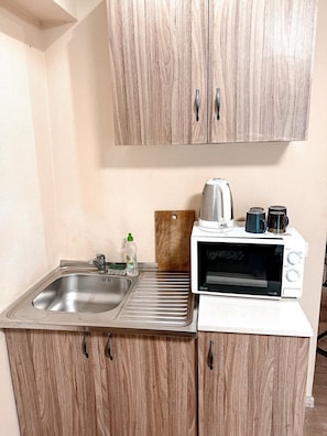 Standard Double Room | Private kitchen | Mini-fridge, microwave, cookware/dishes/utensils