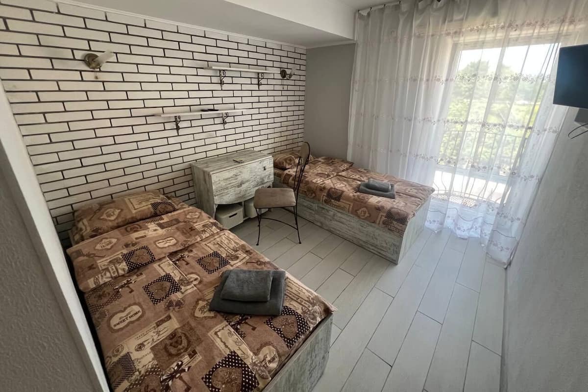 Comfort Twin Room | In-room safe, iron/ironing board, free WiFi