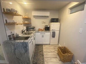 Réfrigérateur, micro-ondes, plaque de cuisson, cafetière/bouilloire