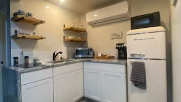 KĂŒhlschrank, Mikrowelle, Herdplatte, Wasserkocher mit Kaffee-/Teezubehör