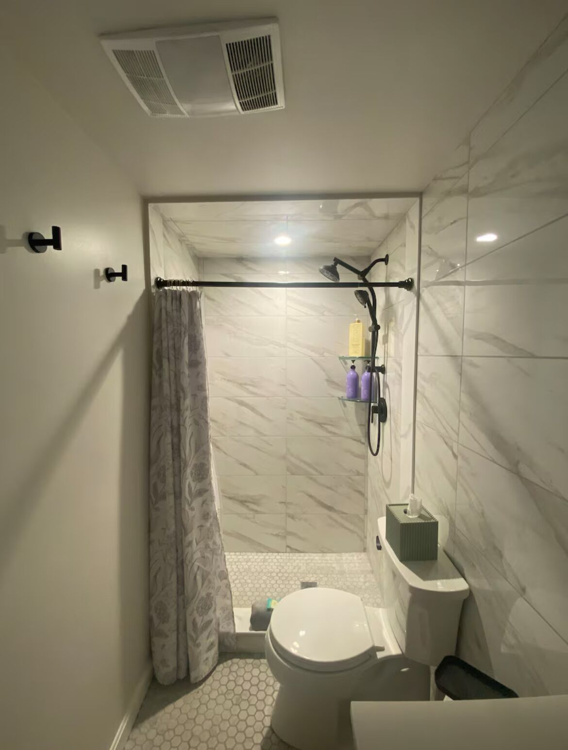 Sèche-cheveux, serviettes fournies, savon, shampoing