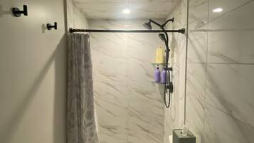 SĂšche-cheveux, serviettes fournies, savon, shampoing