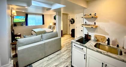 Peaceful Pines Haven~ cozy studio near the ponds