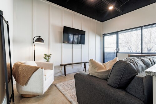 Cozy Condo minutes from downtown Nashville