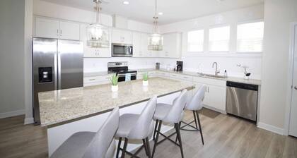 Getaway on Mclernon - Top Notch Mid Term Stay