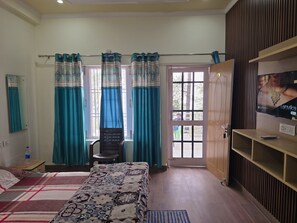 标准双人房, 阳台, 花园景观 | 笔记本电脑工作区、熨斗/熨衣板