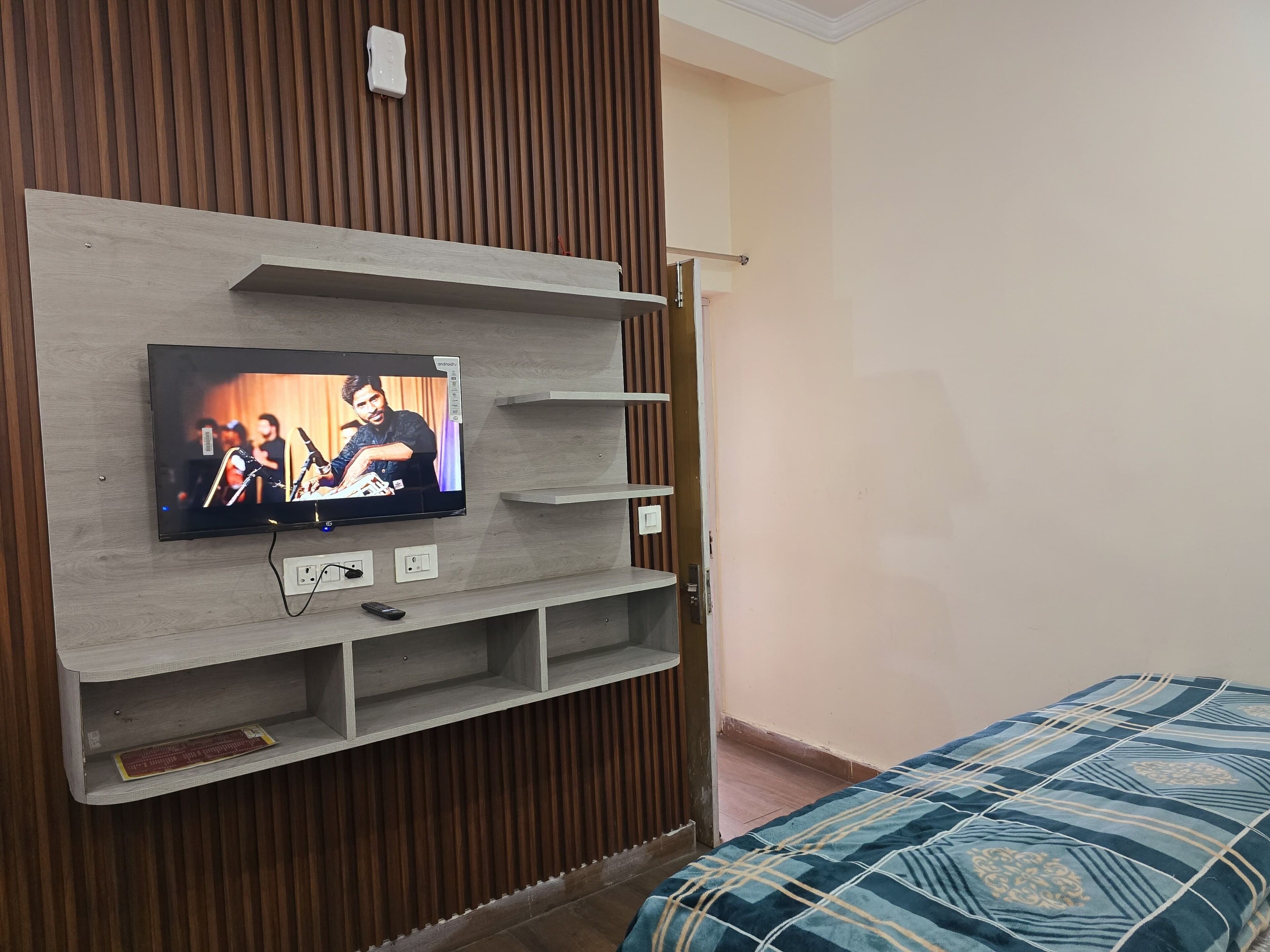 Standard Double Room, Balcony, Garden View | Laptop workspace, iron/ironing board