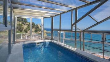 Piscina coberta i piscina a l'aire lliure