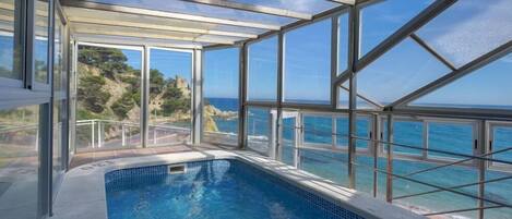 Alberca techada y alberca al aire libre