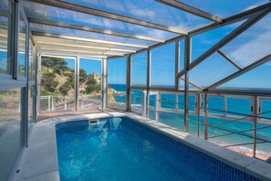 室內泳池、室外泳池