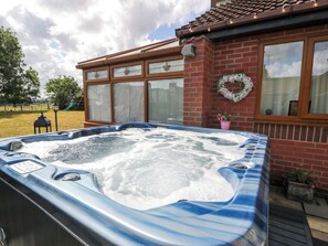 Outdoor spa tub - Pentre Country Studio (Wrexham)