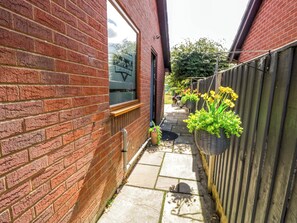 Property grounds - Pentre Country Studio (Wrexham)
