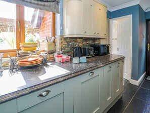 Dishwasher, cookware/dishes/utensils - Pentre Country Studio (Wrexham)