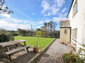Outdoor dining - Rosewin Farmhouse (Wadebridge)