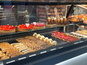 Una vitrina de pastelería con diversos pasteles y postres.