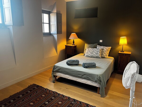 4 makuuhuonetta, silitysrauta/-lauta, internet, vuodevaatteet