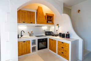 Fridge, oven, stovetop, coffee/tea maker