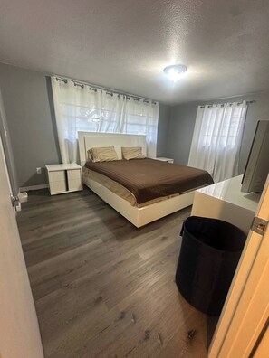 3 عدّة غرف نوم ومكواة/لوح كي وواي فاي وملاءات أسرّة