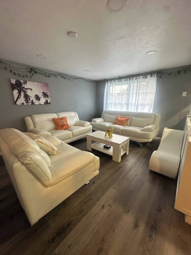 Cozy Modern Home Near Skydiving & Local Fun, Peaceful Family Getaway