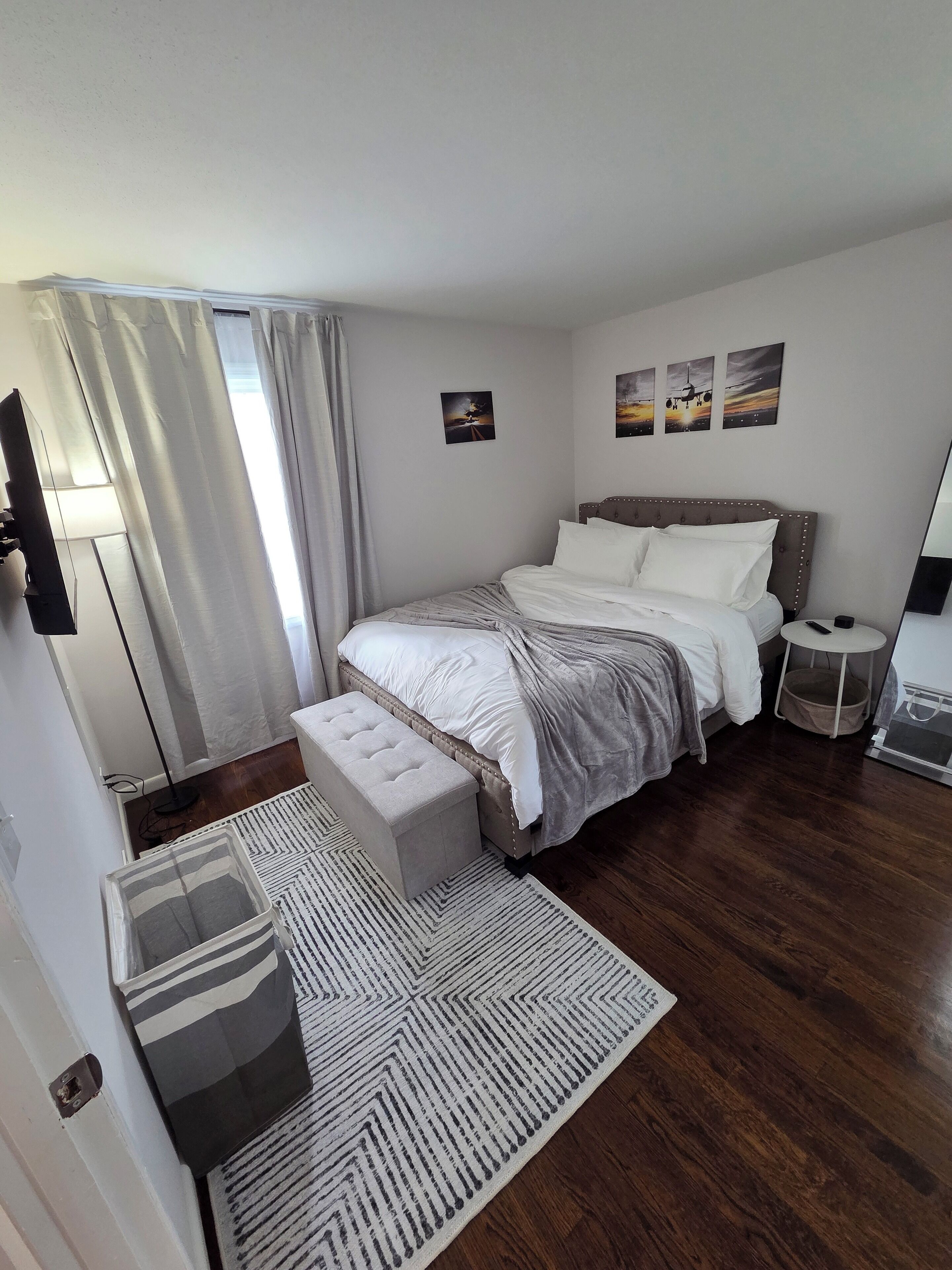 3 bedrooms, desk, iron/ironing board, travel crib