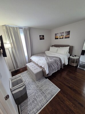 3 soverom, skrivebord, strykejern/-brett og reiseseng for barn