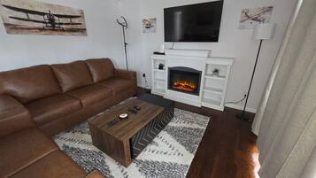 Smart TV, chimenea y libros