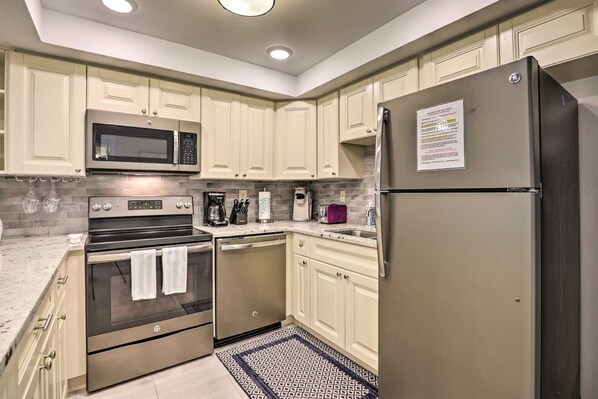 Réfrigérateur, four à micro-ondes, un four, surface de cuisson