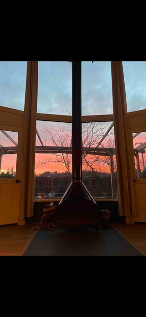 Interior - Newly renovated eccentric round house in historic Angels Camp (Angels Camp)