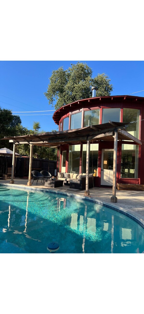 Pool - Newly renovated eccentric round house in historic Angels Camp (Angels Camp)