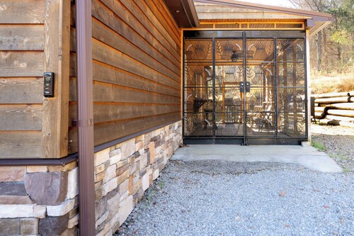 Horse Farm, Valley Views, Hiking Trails, Peaceful Escape