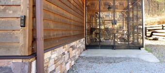 Horse Farm, Valley Views, Hiking Trails, Peaceful Escape