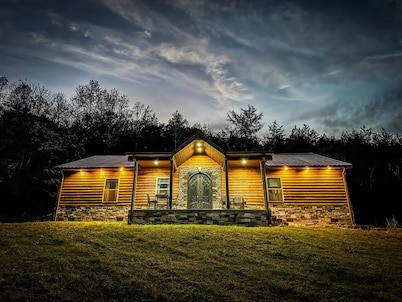 Horse Farm, Valley Views, Hiking Trails, Peaceful Escape with Hot Tub