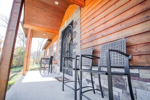 Terrace/patio - Horse Farm, Valley Views, Hiking Trails, Peaceful Escape with Hot Tub (Dowelltown)