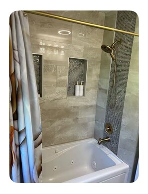 Whirlpool, Handtücher, Seife, Toilettenpapier